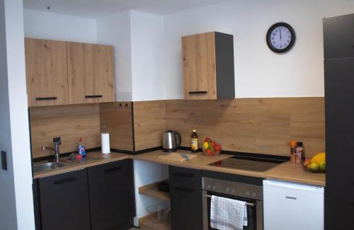 Gaertringen Apartment | Modernes Studio mit großem Balkon, vollausgestatteter Küche und idealem Arbeitsplatz für Home Office