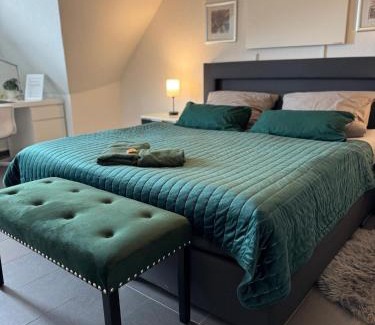 Troisdorf Apartment | Modernes, zentrales Apartment in Troisdorf, Region Köln Bonn, 3 Etage, maximal für 4 Personen, Parkplatz & Netflix inklusive