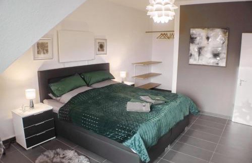 Troisdorf Apartment | Modernes, zentrales Apartment in Troisdorf, Region Köln Bonn, 3 Etage, maximal für 4 Personen, Parkplatz & Netflix inklusive