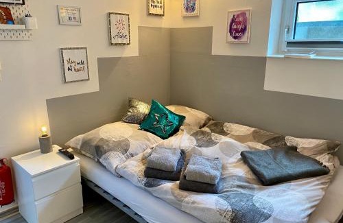 Denkte Apartment | Modernes Zimmer mit Küchenzeile und Bad