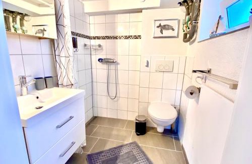Denkte Apartment | Modernes Zimmer mit Küchenzeile und Bad