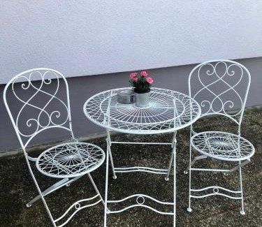 Denkte Apartment | Modernes Zimmer mit Küchenzeile und Bad