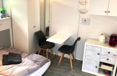 Denkte Apartment | Modernes Zimmer mit Küchenzeile und Bad