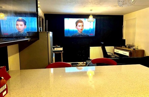 Leeds House | Modernised 2 Bed House Close to City Centre