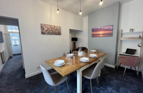 Blackburn Apartment | Modernised 3-bedroom Blackburn townhouse sleeps 6