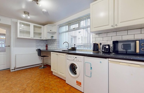 Blackburn House | Modernised 3-bedroom Blackburn townhouse sleeps 6