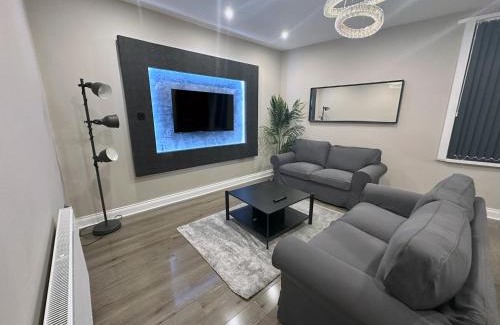 Harehills Apartment | Modernised 4 Bedroom House close to city Centre, Kep Stays