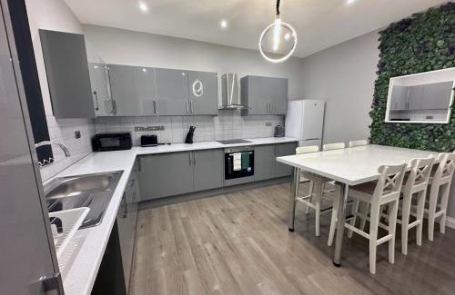 Harehills Apartment | Modernised 4 Bedroom House close to city Centre, Kep Stays