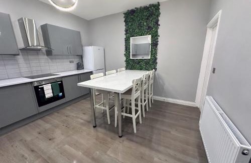 Harehills Apartment | Modernised 4 Bedroom House close to city Centre, Kep Stays