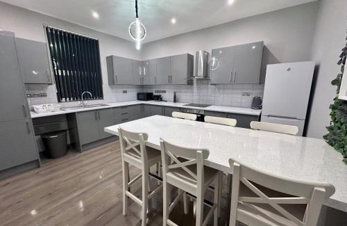 Harehills Apartment | Modernised 4 Bedroom House close to city Centre, Kep Stays