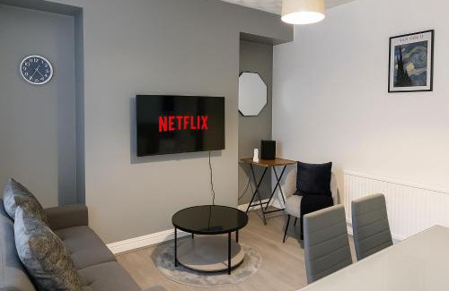 Castle House | Modernised House near City Centre & Beach - Snooker Table, Fast Wifi, Parking & More!