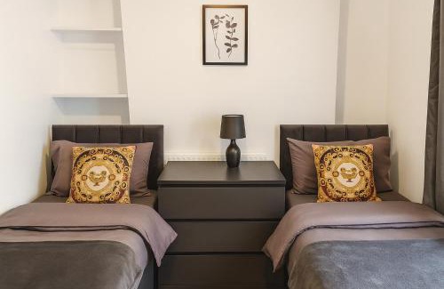 Castle House | Modernised House near City Centre & Beach - Snooker Table, Fast Wifi, Parking & More!