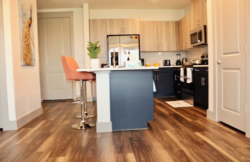 Addison Apartment | Modernist Home/Pool/GYM & Free Parking