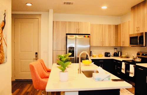 Addison Apartment | Modernist Home/Pool/GYM & Free Parking