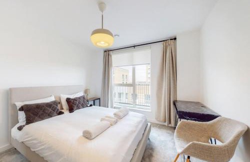 South Acton Apartment | Modernistic 2 Bed - 2 Bath Flat near Central London