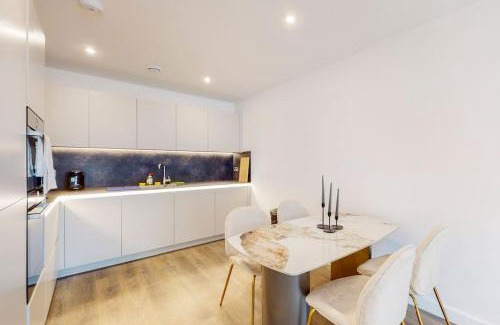South Acton Apartment | Modernistic 2 Bed - 2 Bath Flat near Central London