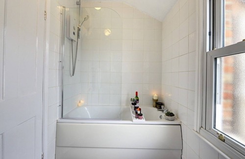Bedford House | Modernistic 3-Bed House in Central Bedford