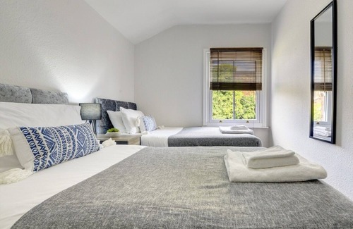 Bedford House | Modernistic 3-Bed House in Central Bedford