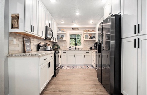 Madison House | Modernized - 1 Level - Dog Friendly - King Bed Suite - 3 TVs - Gourmet Kitchen