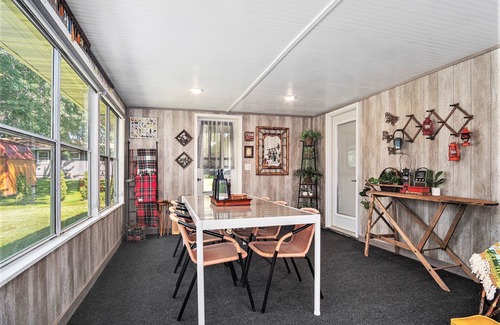Madison House | Modernized - 1 Level - Dog Friendly - King Bed Suite - 3 TVs - Gourmet Kitchen