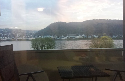 Bad Hoenningen Apartment | Modernized apartment with view of the Rhine in Bad Hönningen