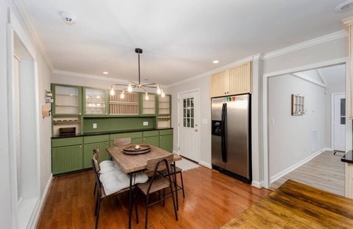 Siluria House | Modernized home - Ready for your family! 3 bedroom/2bathrooms, NO STAIRS
