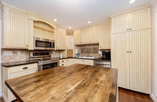 Siluria House | Modernized home - Ready for your family! 3 bedroom/2bathrooms, NO STAIRS