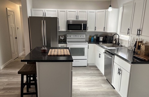 Nineveh House | Modernly Appointed Lakehouse, Backs Up to the Woods, Sleeps 10, Full Kitchen