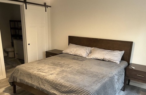 Nineveh House | Modernly Appointed Lakehouse, Backs Up to the Woods, Sleeps 10, Full Kitchen