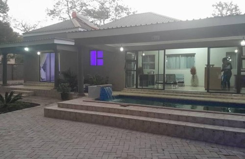 Kadoma Apartment | Modernly Furnished Standard Room With Queen bed - 2220