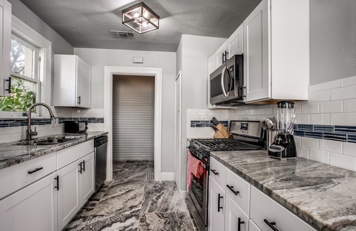 Uptown Apartment | Modernly renovated 2B apartment with impressionist art theme