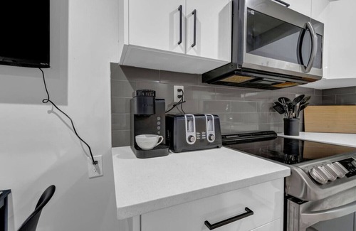 Leduc County Apartment | ModernSuite*NearAirport*2 Queens*ROKU
