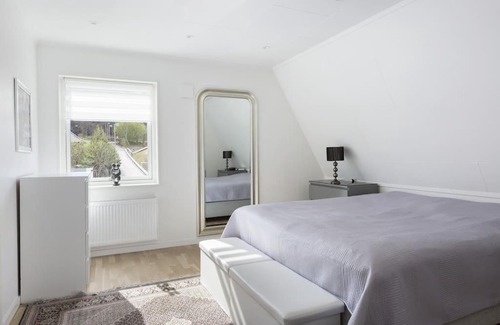Partille Villa | Modernt hus med parkeringsplatser och trädgård