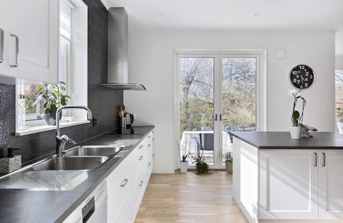Partille Villa | Modernt hus med parkeringsplatser och trädgård