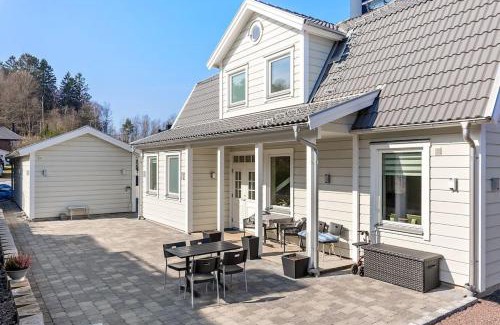 Partille Villa | Modernt hus med parkeringsplatser och trädgård
