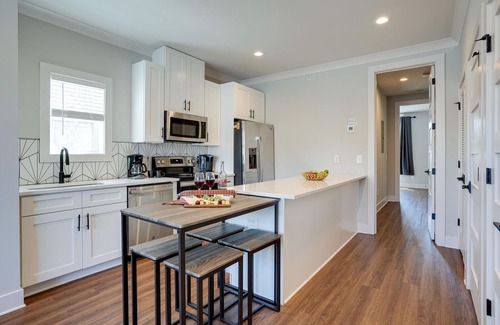 Melrose Cottage | Modest Melrose - 5 Mins to Broadway - Rooftop Deck