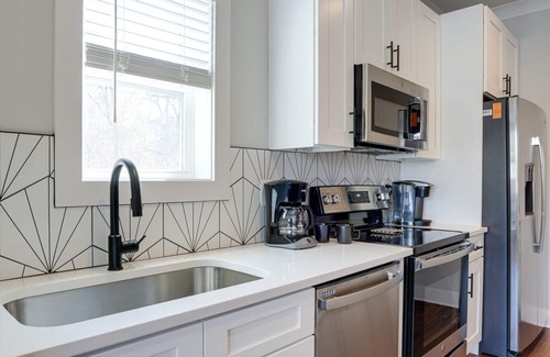 Melrose Cottage | Modest Melrose - 5 Mins to Broadway - Rooftop Deck