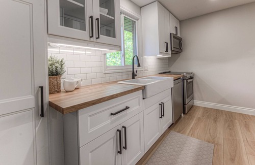 Elora House | Modish 2 bedroom retreat-one block from Elora's vibrant & bustling downtown core