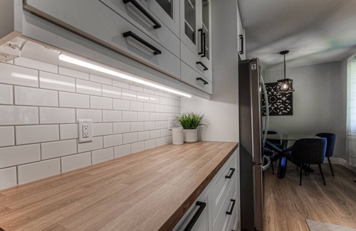 Elora House | Modish 2 bedroom retreat-one block from Elora's vibrant & bustling downtown core