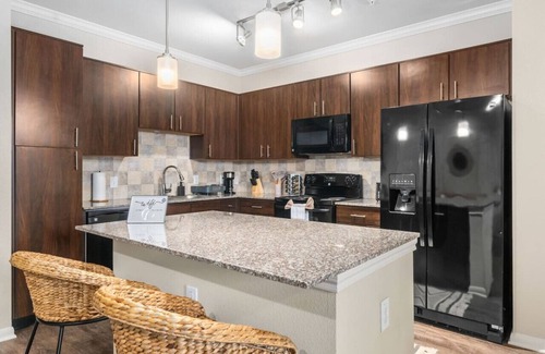 Greater Heights Apartment | Modish Keen King Bed w/Pool
