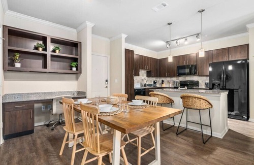 Greater Heights Apartment | Modish Keen King Bed w/Pool