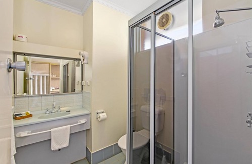Newborough Hotel | Moe Parklands Motel