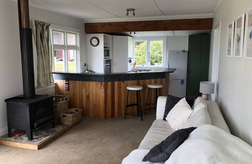 Moeraki House | Moeraki Cottage overlooking the ocean in the Moeraki Village