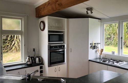 Moeraki House | Moeraki Cottage overlooking the ocean in the Moeraki Village