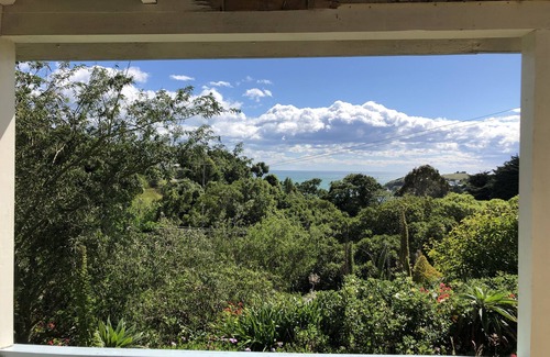 Moeraki House | Moeraki Cottage overlooking the ocean in the Moeraki Village