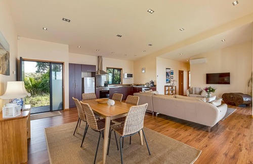 Onetangi House | Moeraki - Private walkway to Onetangi Beach - Modern 3 Bedroom Home with Onetangi Beach Access