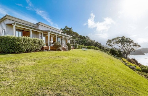 Onetangi House | Moeraki - Private walkway to Onetangi Beach - Modern 3 Bedroom Home with Onetangi Beach Access