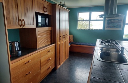 Moeraki House | Moeraki village, family sized house stunning views, 50m to the beach.