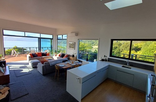 Moetapu Bay House | Moetapu Scenic Retreat - Luxury Haven for Couples
