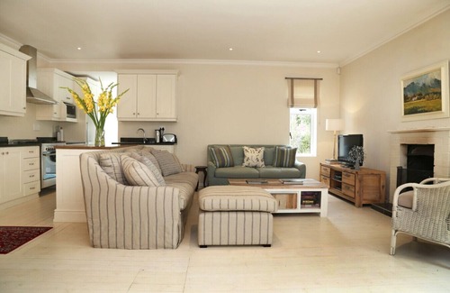 Eastcliff House | Moffat Street Gem | Near Town Centre | Pool | Pets